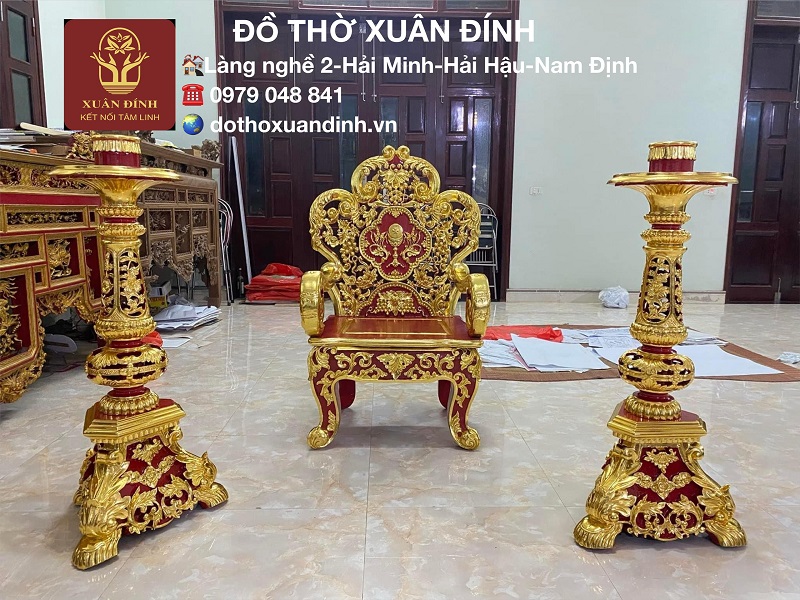 ghế cha và chân nến