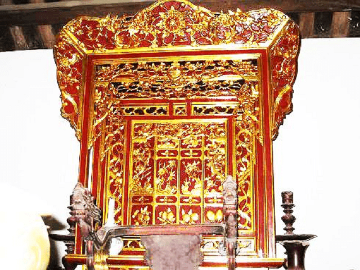 khám thờ nơi ban thờ gia tiên